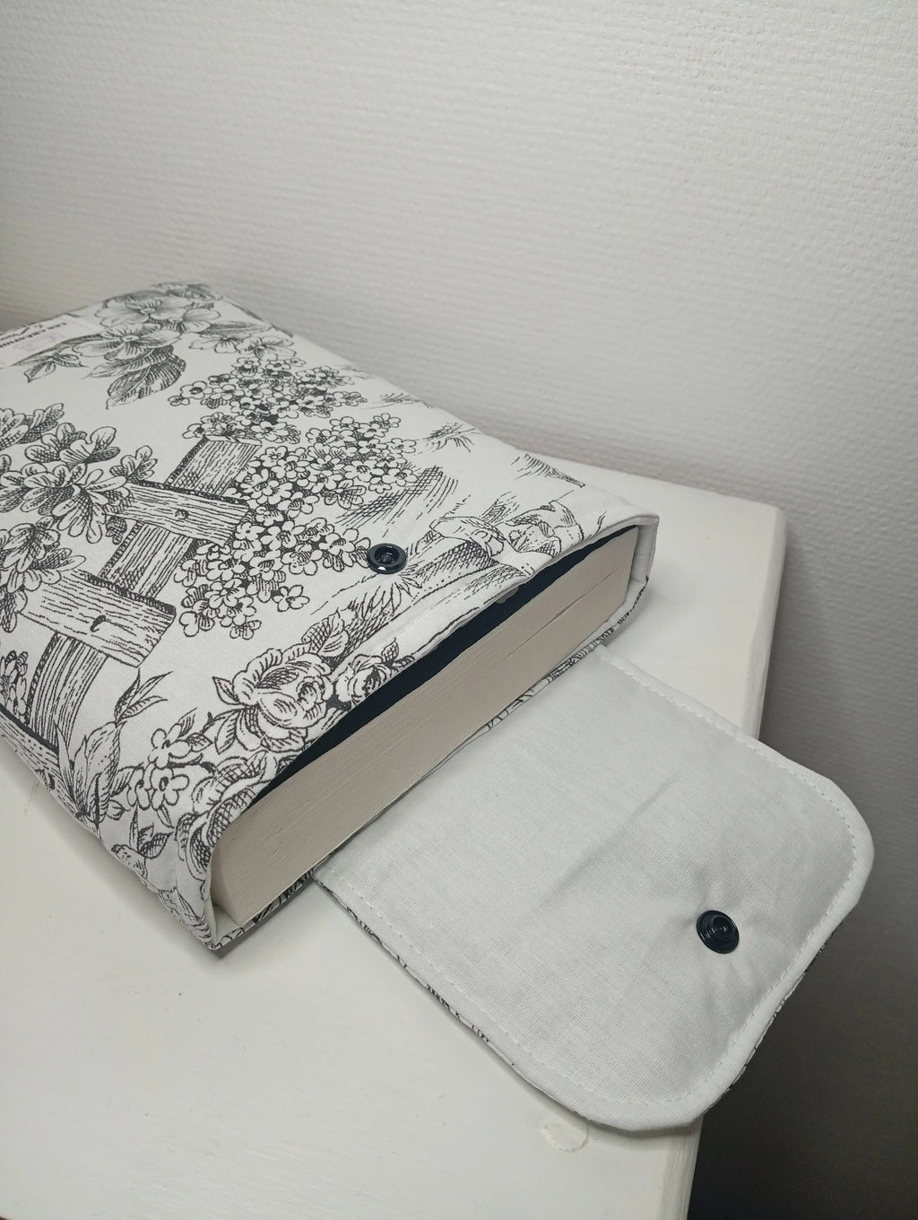 Pochette pour livre toile de jouy noir Les créations de Vanou