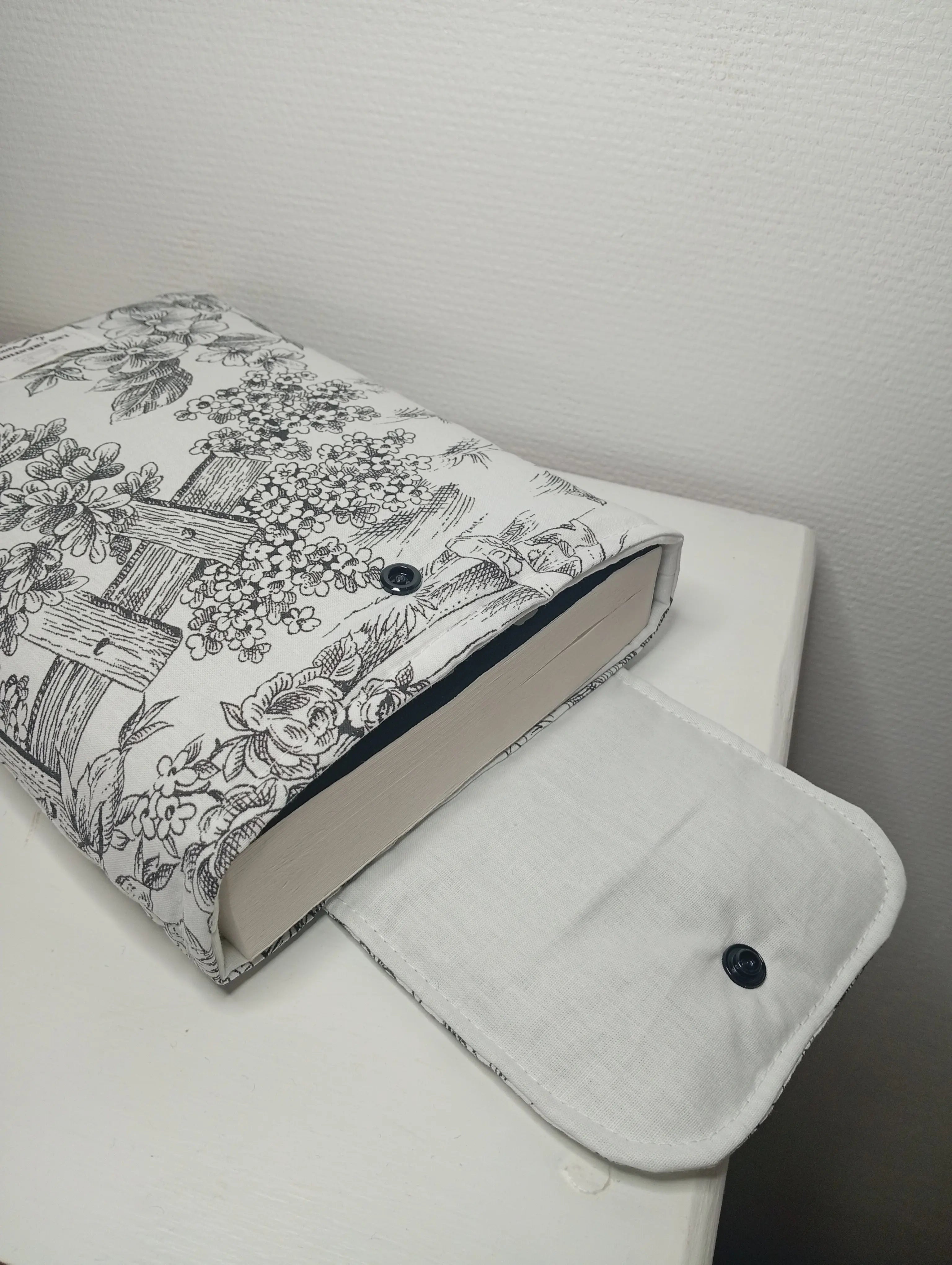 Pochette pour livre toile de jouy noir Les créations de Vanou